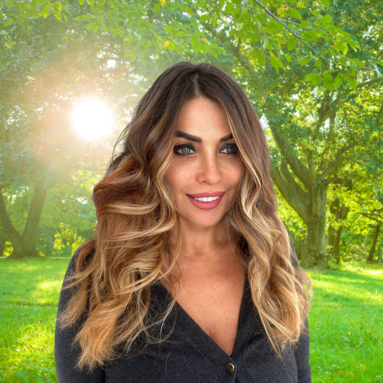 Foto fi carmen, cofondatrice del metodo karan, nella natura in primo piano